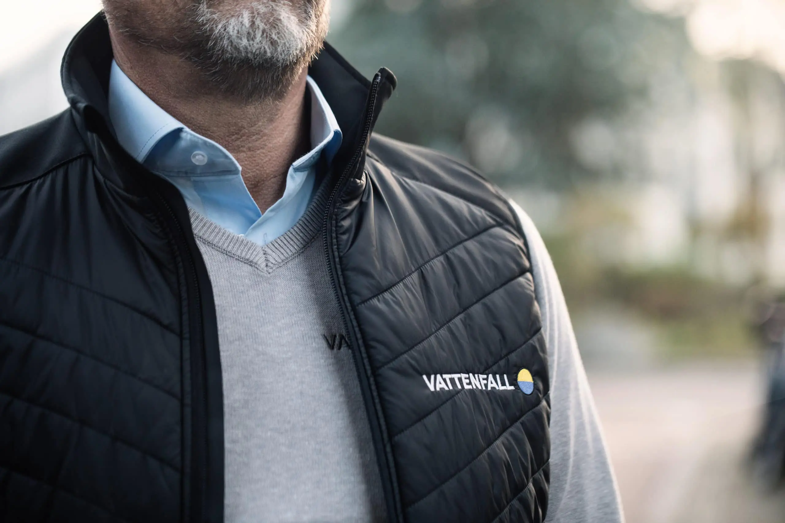 Bedrijfskleding casual Vattenfall verkoper met overhemd pullover en logo's