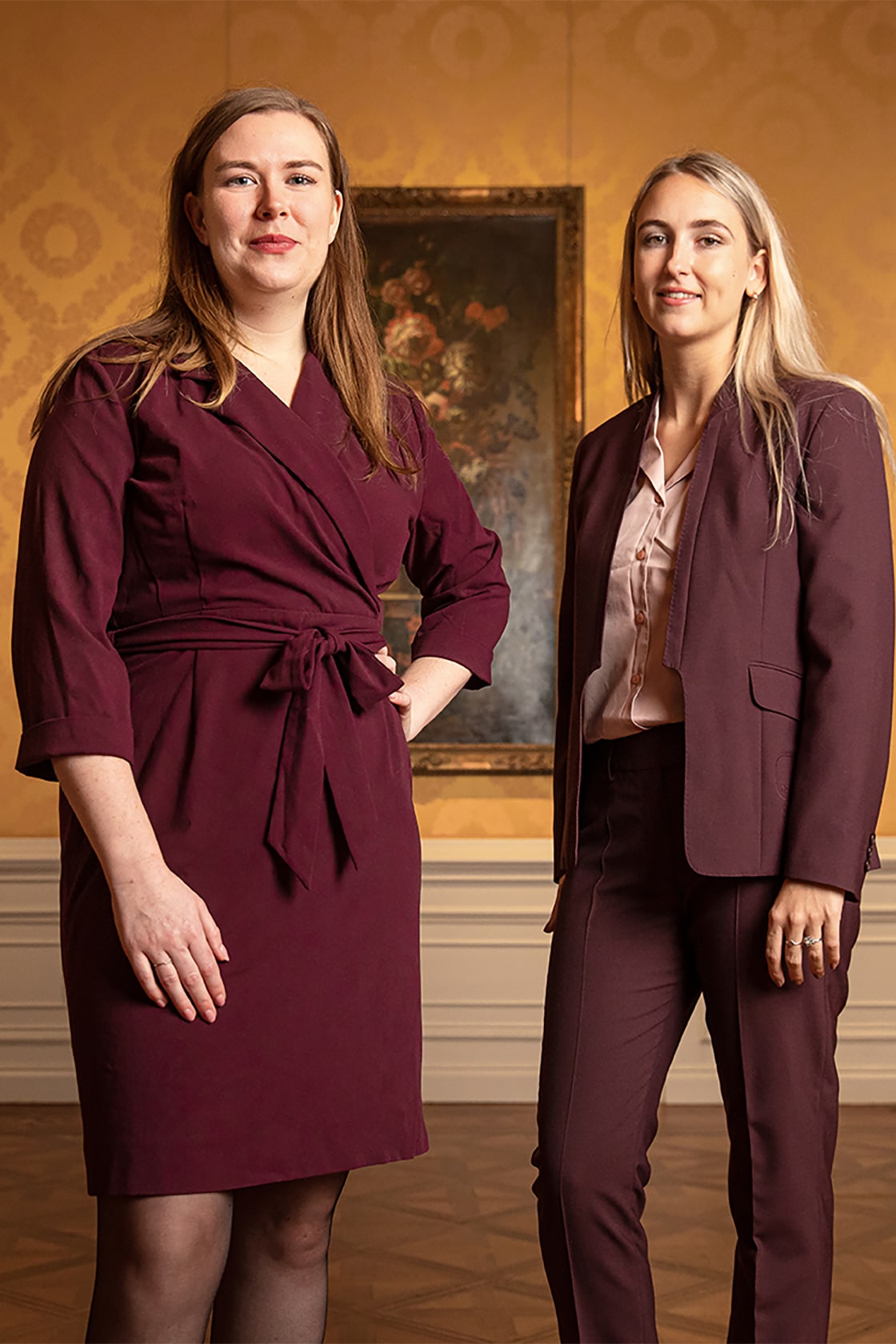 Bedrijfskleding het Noordbrabants Museum Twee medewerkers: complete outfit - rode jurk, jack en broek + grijze blouse