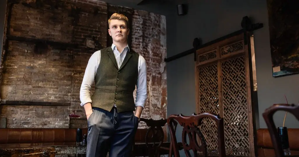 Bedrijfskleding Pillows Hotel Groene jack, grijze blouse en donker blauwe broek