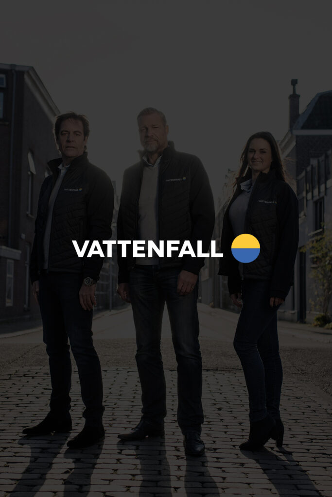 Bedrijfskleding Vattenfall Drie medewerkers in complete outfit Jas Vattenfall, broek en sweate