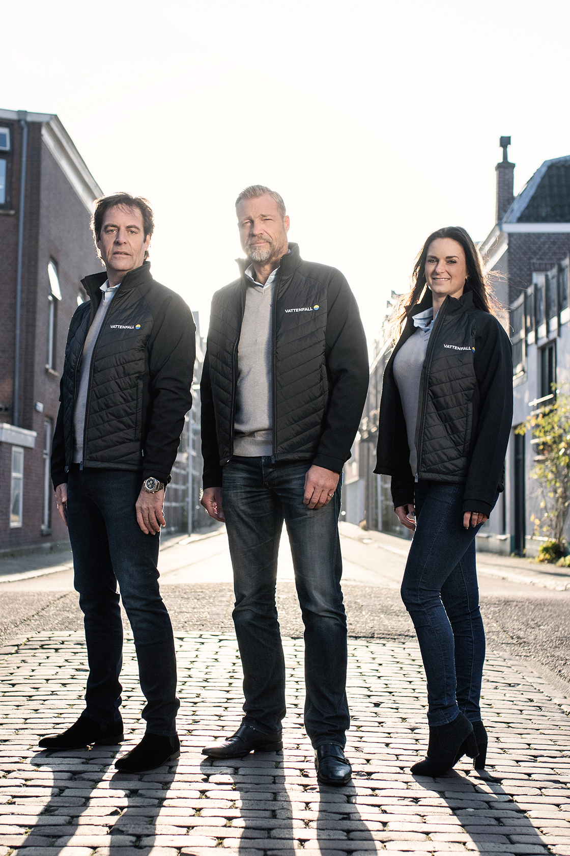Bedrijfskleding Vattenfall Drie medewerkers in complete outfit Jas Vattenfall, broek en sweater