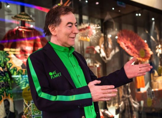 Bedrijfskleding One Planet Vest en blouse Medewerker die uitleg geeft