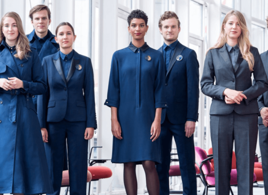 Bedrijfskleding Nationaal Opera en Ballet Personeelsleden in vernieuwde bedrijfskleding Complete outfits: blauwe jurk, broek, jack en blouse - grijze outfits: broek, jack en blouse