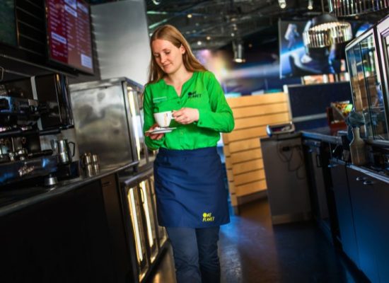 Bedrijfskleding One Planet Blouse Medewerker serveert een drankje