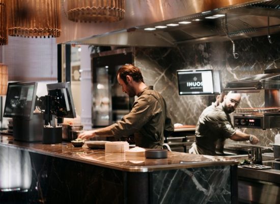 Bedrijfskleding Vermaat & Rituals Blouse Werknemers werken in de keuken