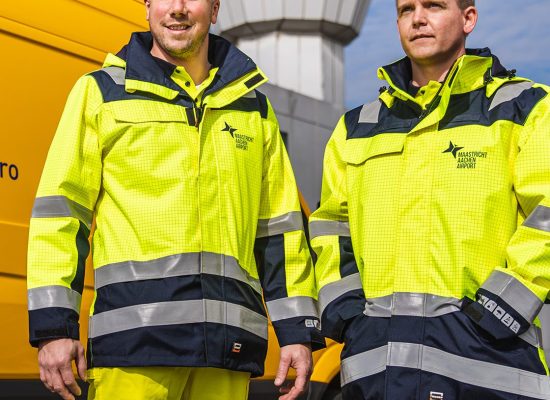 Bedrijfskleding Maastricht Aachen Airport Complete outfit: groen, gele jack en broek